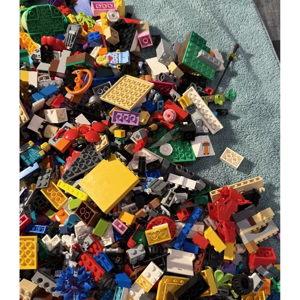 6 lb 11 oz LEGO Bulk Lot Minifigures Baseplates Parts Pieces Mixed 107 oz